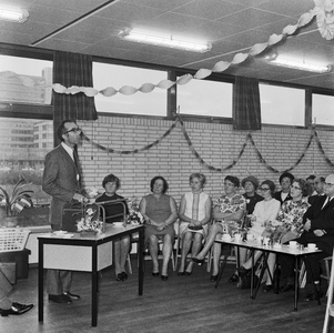 128597 Afbeelding van de toespraak door wethouder C. Pot tijdens de officiële opening van de kleuterschool 't Woelige ...
